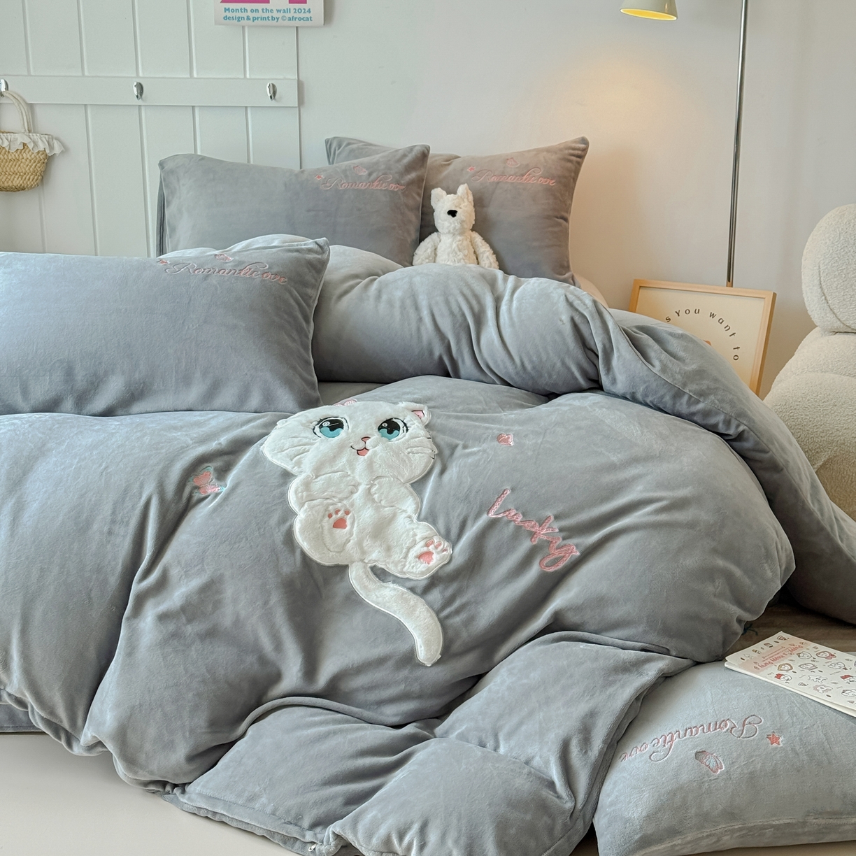 91家纺网 家纺一手货源 找家纺 莱凯家纺 2025新款贴布绣牛奶绒四件套 猫咪乐园（灰）