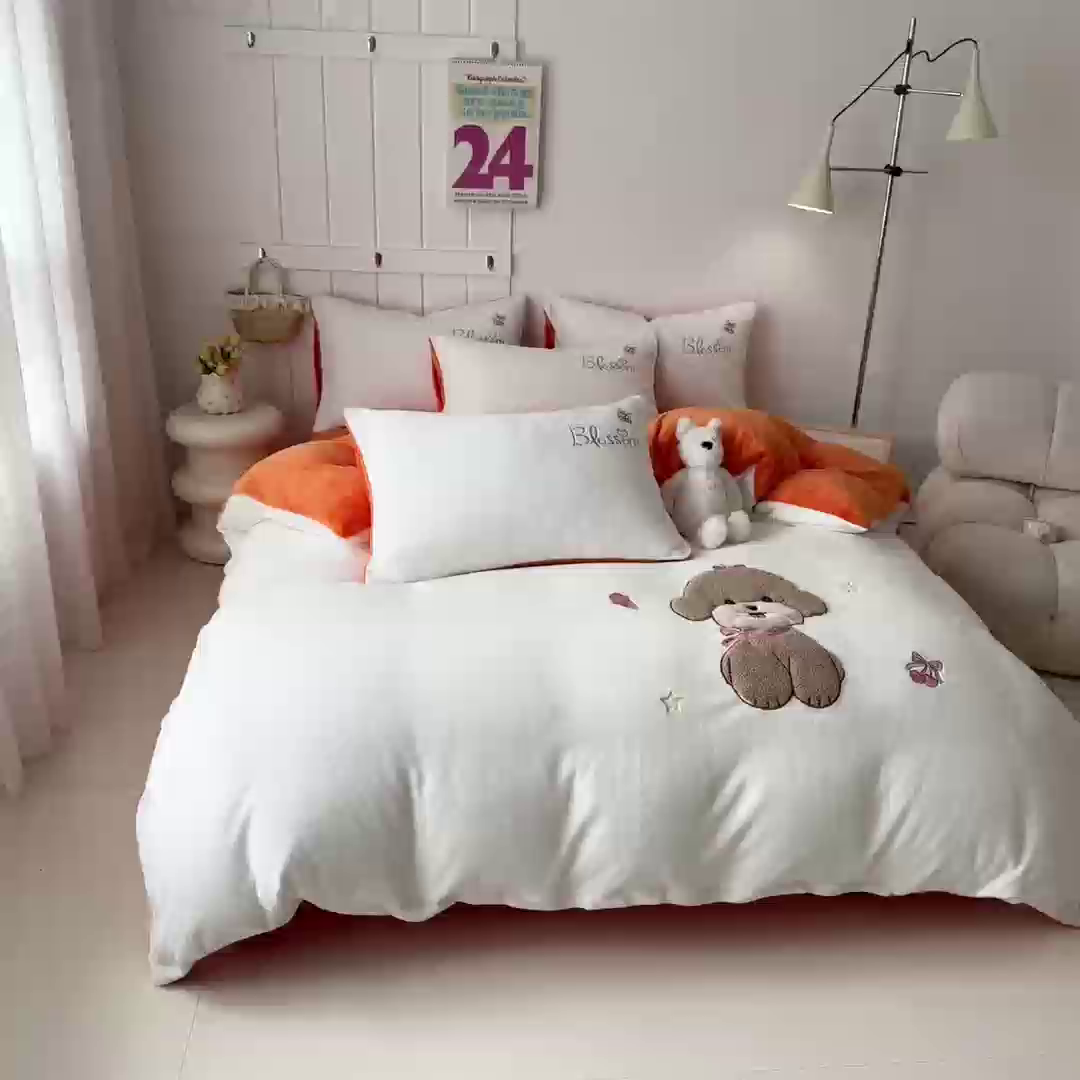 91家纺网 家纺一手货源 找家纺 莱凯家纺 2025新款贴布绣牛奶绒四件套 开心狗（白+橘）