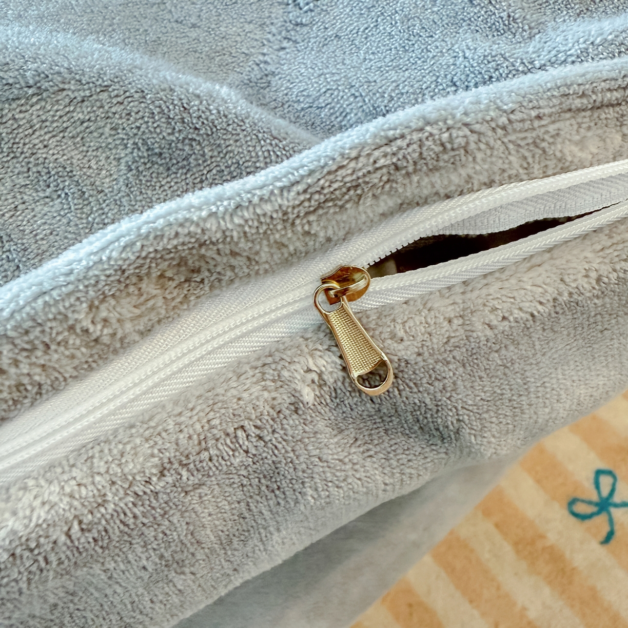 91家纺网 家纺一手货源 找家纺 莱凯家纺 2025新款贴布绣牛奶绒四件套 猫咪乐园（灰）