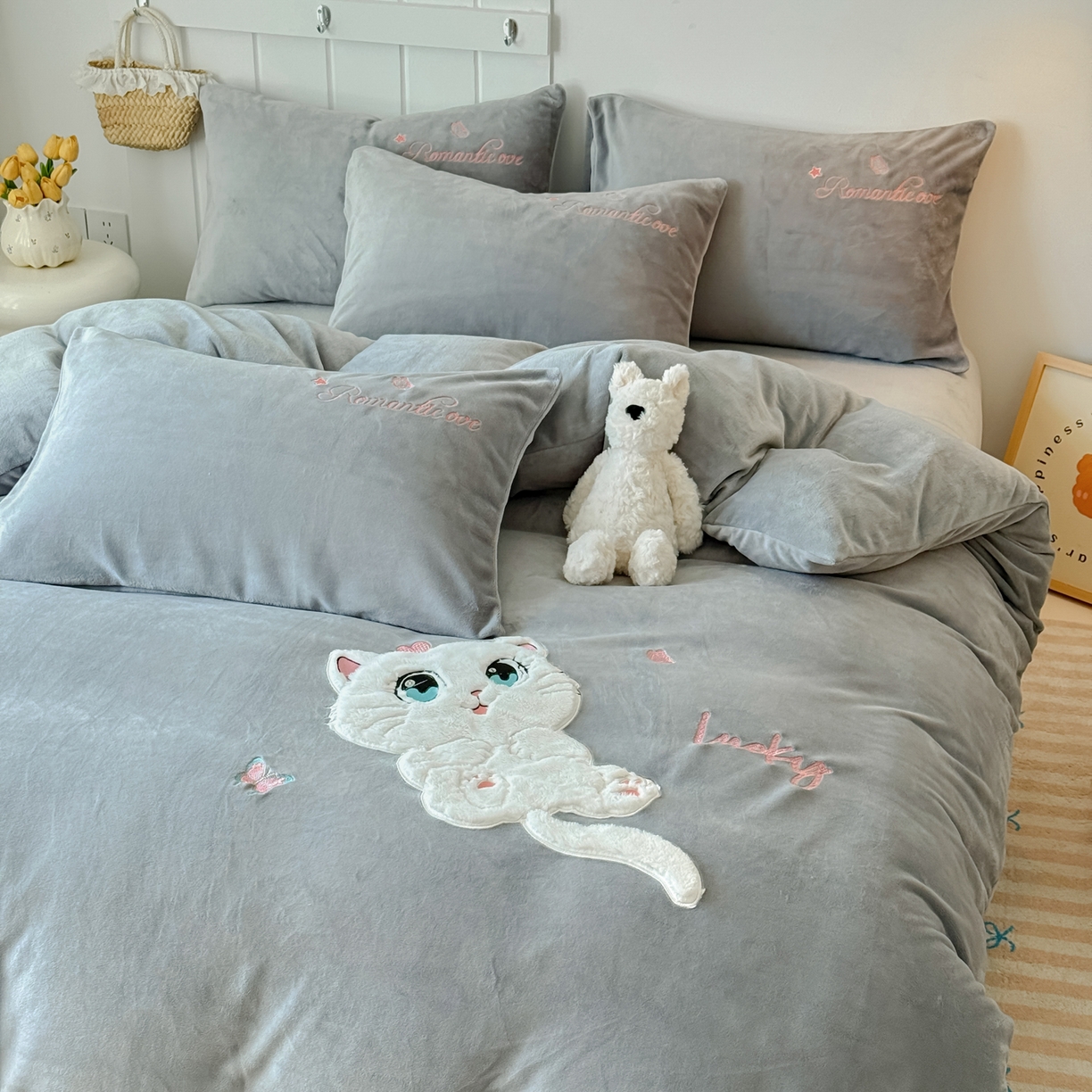 91家纺网 家纺一手货源 找家纺 莱凯家纺 2025新款贴布绣牛奶绒四件套 猫咪乐园（灰）
