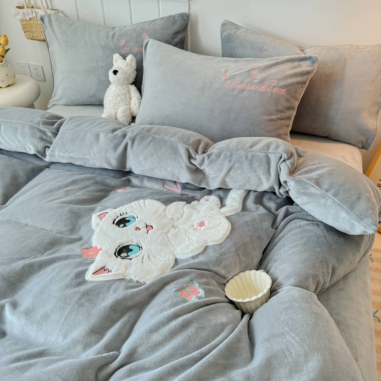 91家纺网 家纺一手货源 找家纺 莱凯家纺 2025新款贴布绣牛奶绒四件套 猫咪乐园（灰）