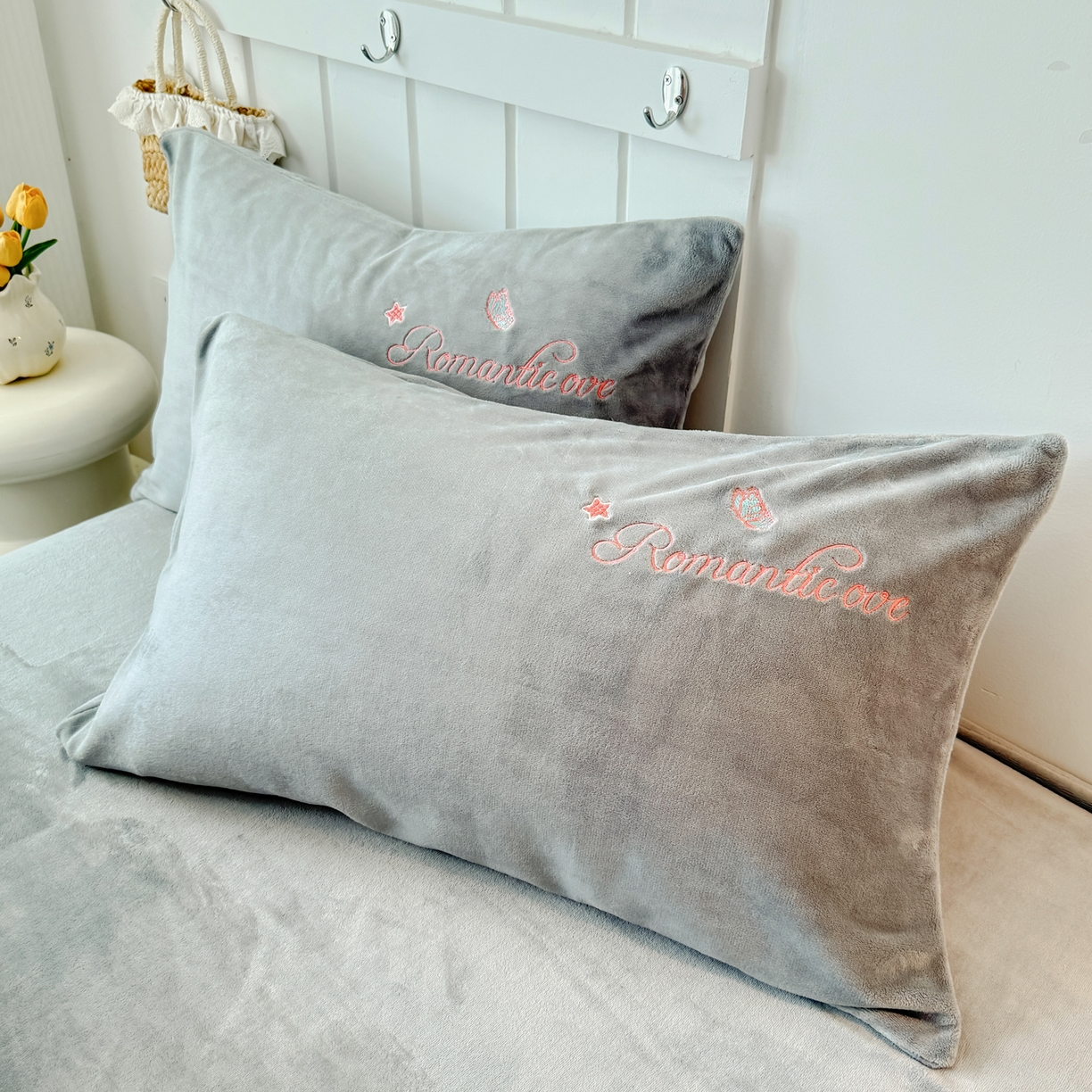 91家纺网 家纺一手货源 找家纺 莱凯家纺 2025新款贴布绣牛奶绒四件套 猫咪乐园（灰）