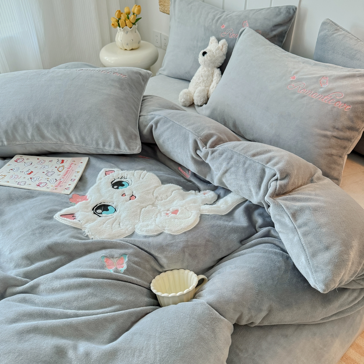 91家纺网 家纺一手货源 找家纺 莱凯家纺 2025新款贴布绣牛奶绒四件套 猫咪乐园（灰）