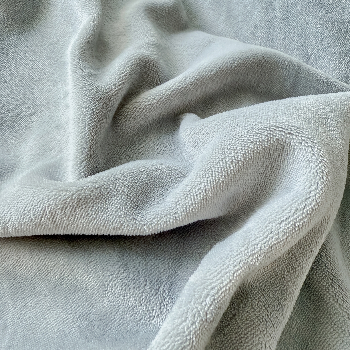 91家纺网 家纺一手货源 找家纺 莱凯家纺 2025新款贴布绣牛奶绒四件套 猫咪乐园（灰）