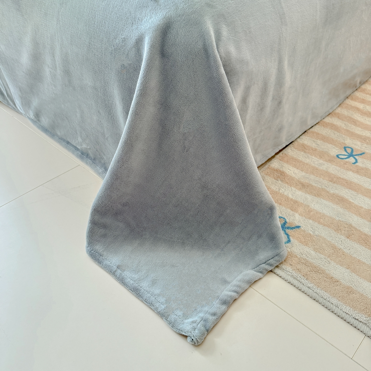 91家纺网 家纺一手货源 找家纺 莱凯家纺 2025新款贴布绣牛奶绒四件套 猫咪乐园（灰）