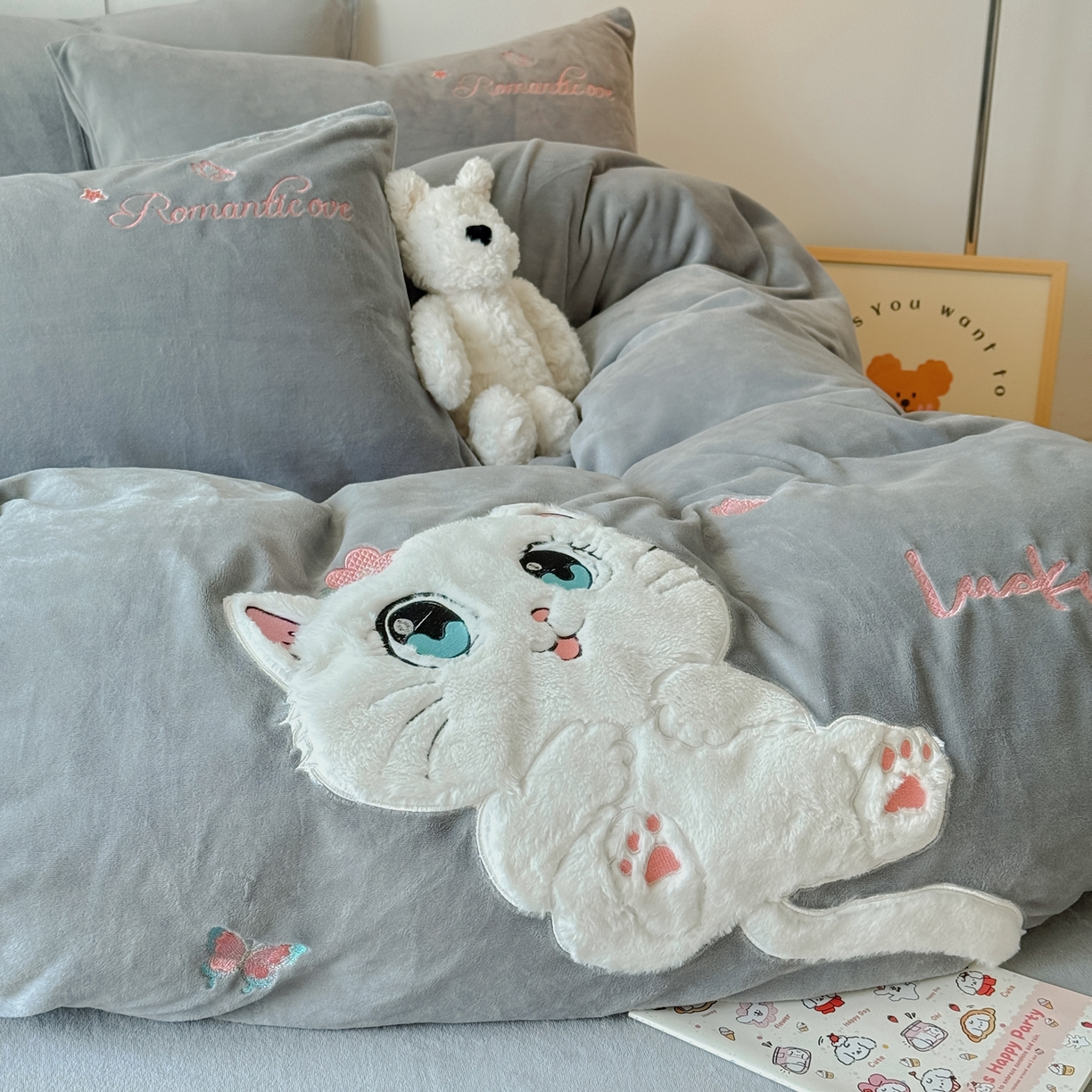 91家纺网 家纺一手货源 找家纺 莱凯家纺 2025新款贴布绣牛奶绒四件套 猫咪乐园（灰）