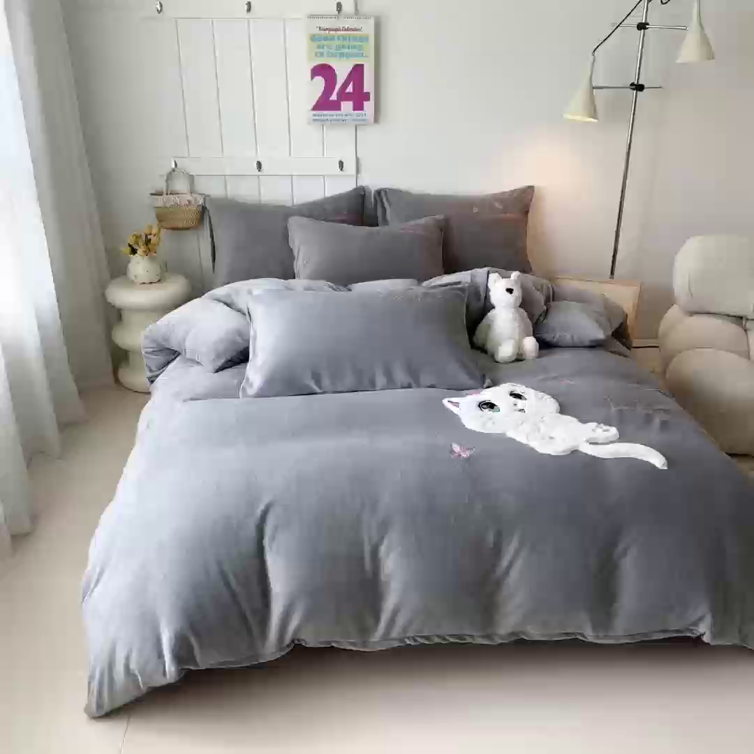 91家纺网 家纺一手货源 找家纺 莱凯家纺 2025新款贴布绣牛奶绒四件套 猫咪乐园（灰）