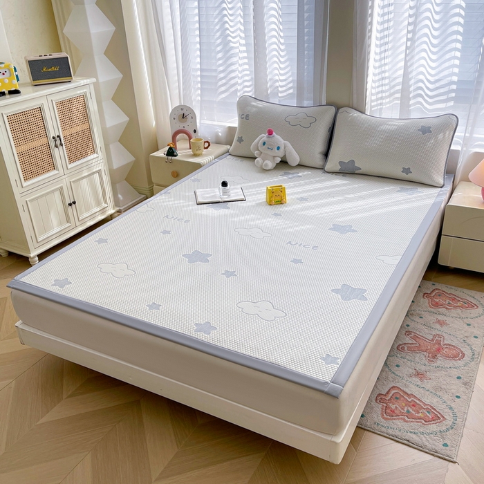 91家纺网 家纺一手货源 找家纺 小叮当家纺仓储工厂店 2025新款冰豆豆凉席冰丝席凉豆豆凉席-灵萌系列-床席款 灵萌条席-云朵星星-灰