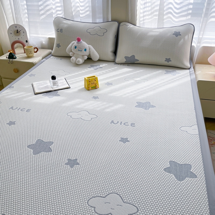 91家纺网 家纺一手货源 找家纺 小叮当家纺仓储工厂店 2025新款冰豆豆凉席冰丝席凉豆豆凉席-灵萌系列-床席款 灵萌条席-云朵星星-灰