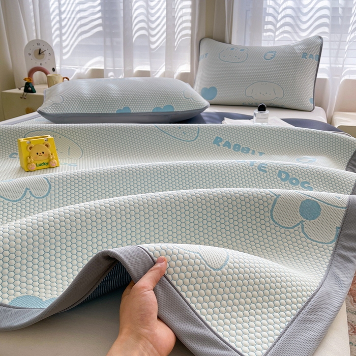 91家纺网 家纺一手货源 找家纺 小叮当家纺仓储工厂店 2025新款冰豆豆凉席冰丝席凉豆豆凉席-灵萌系列-床席款 灵萌条席-兔宝熊-蓝