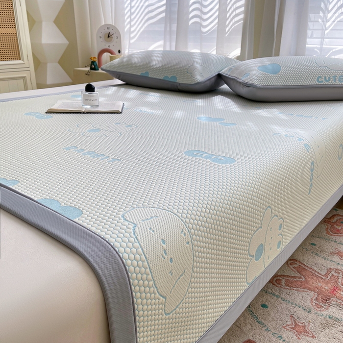 91家纺网 家纺一手货源 找家纺 小叮当家纺仓储工厂店 2025新款冰豆豆凉席冰丝席凉豆豆凉席-灵萌系列-床席款 灵萌条席-兔宝熊-蓝