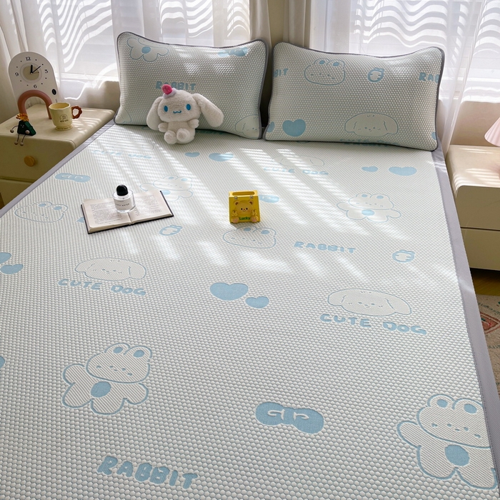 91家纺网 家纺一手货源 找家纺 小叮当家纺仓储工厂店 2025新款冰豆豆凉席冰丝席凉豆豆凉席-灵萌系列-床席款 灵萌条席-兔宝熊-蓝