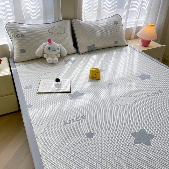 91家纺网 家纺一手货源 找家纺 小叮当家纺仓储工厂店 2025新款冰豆豆凉席冰丝席凉豆豆凉席-灵萌系列-床席款 灵萌条席-云朵星星-灰