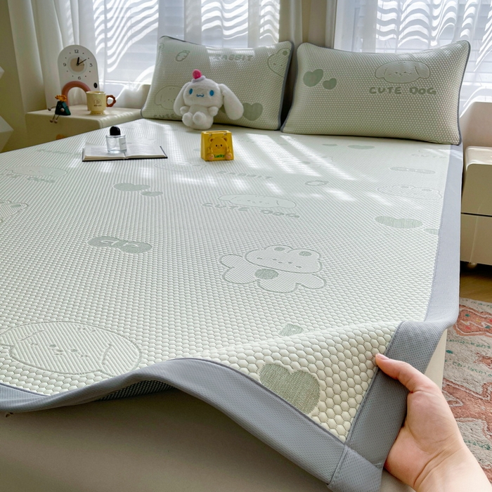 91家纺网 家纺一手货源 找家纺 小叮当家纺仓储工厂店 2025新款冰豆豆凉席冰丝席凉豆豆凉席-灵萌系列-床席款 灵萌条席-兔宝熊-绿