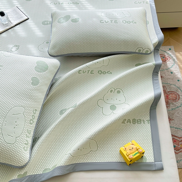 91家纺网 家纺一手货源 找家纺 小叮当家纺仓储工厂店 2025新款冰豆豆凉席冰丝席凉豆豆凉席-灵萌系列-床席款 灵萌条席-兔宝熊-绿