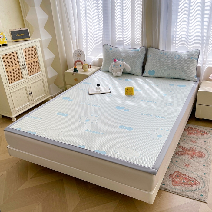 91家纺网 家纺一手货源 找家纺 小叮当家纺仓储工厂店 2025新款冰豆豆凉席冰丝席凉豆豆凉席-灵萌系列-床席款 灵萌条席-兔宝熊-蓝