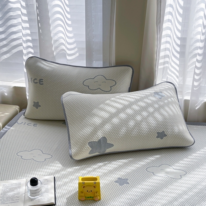 91家纺网 家纺一手货源 找家纺 小叮当家纺仓储工厂店 2025新款冰豆豆凉席冰丝席凉豆豆凉席-灵萌系列-床席款 灵萌条席-云朵星星-灰