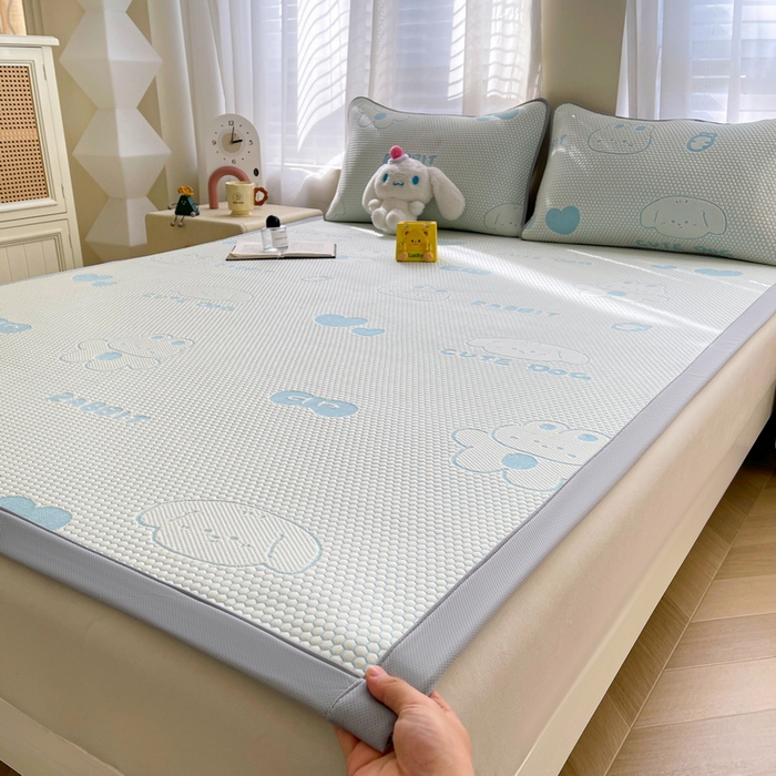 91家纺网 家纺一手货源 找家纺 小叮当家纺仓储工厂店 2025新款冰豆豆凉席冰丝席凉豆豆凉席-灵萌系列-床席款 灵萌条席-兔宝熊-蓝