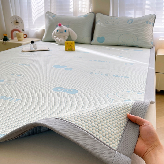 91家纺网 家纺一手货源 找家纺 小叮当家纺仓储工厂店 2025新款冰豆豆凉席冰丝席凉豆豆凉席-灵萌系列-床席款 灵萌条席-兔宝熊-蓝