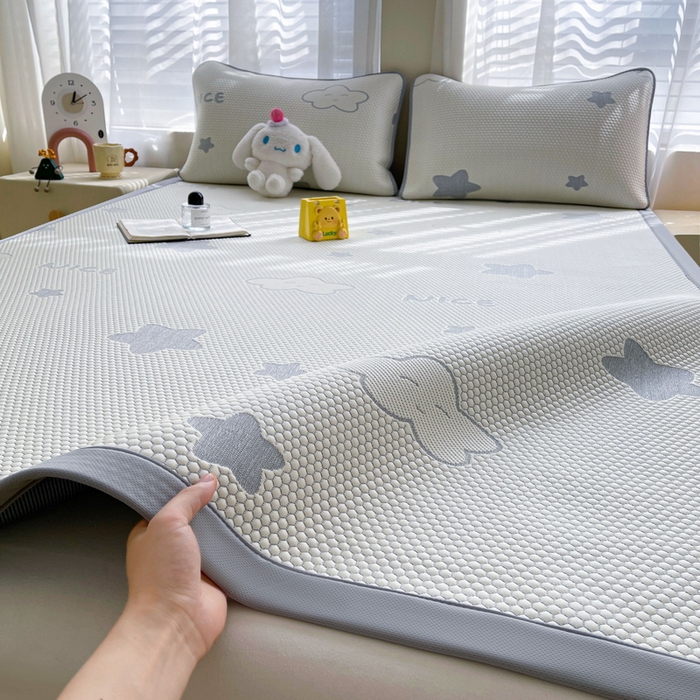 91家纺网 家纺一手货源 找家纺 小叮当家纺仓储工厂店 2025新款冰豆豆凉席冰丝席凉豆豆凉席-灵萌系列-床席款 灵萌条席-云朵星星-灰