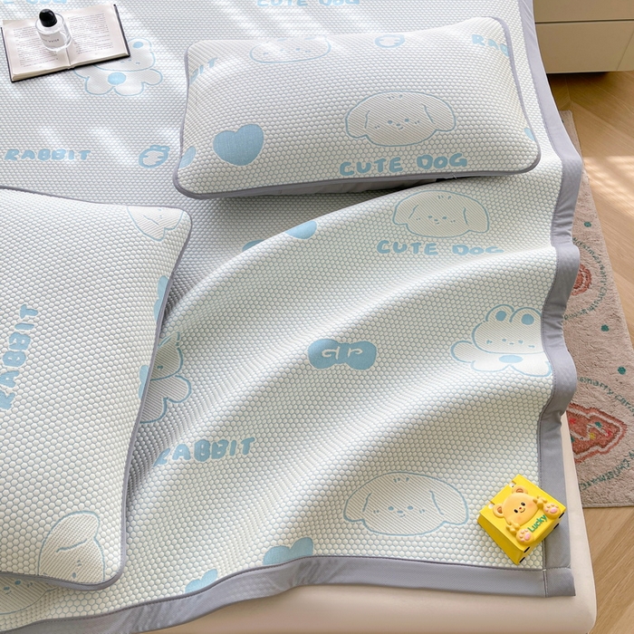 91家纺网 家纺一手货源 找家纺 小叮当家纺仓储工厂店 2025新款冰豆豆凉席冰丝席凉豆豆凉席-灵萌系列-床席款 灵萌条席-兔宝熊-蓝