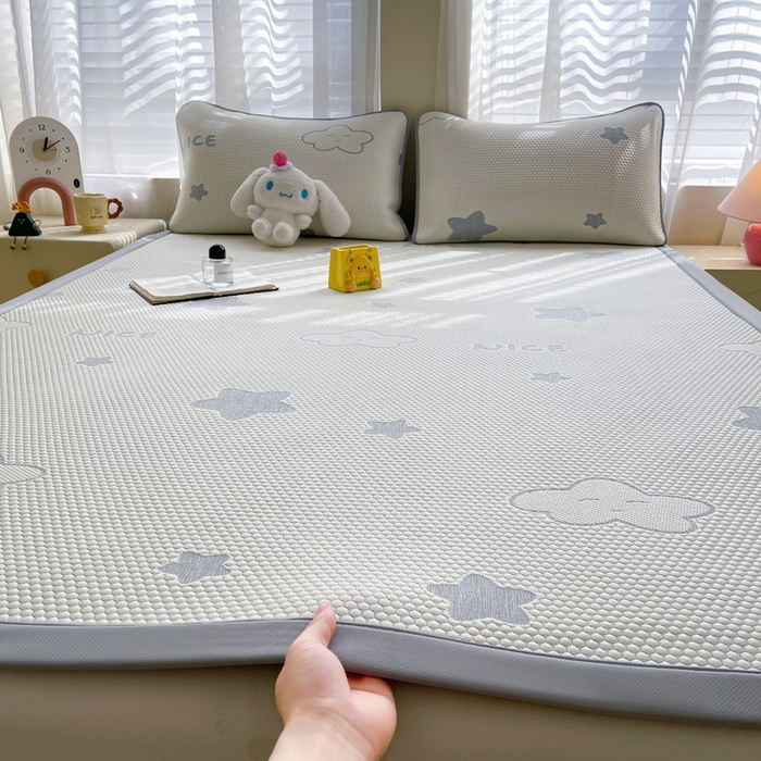 91家纺网 家纺一手货源 找家纺 小叮当家纺仓储工厂店 2025新款冰豆豆凉席冰丝席凉豆豆凉席-灵萌系列-床席款 灵萌条席-云朵星星-灰