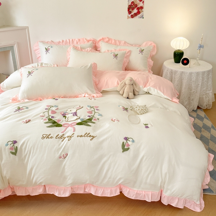 91家纺网 家纺一手货源 找家纺 易禾家纺 2025新款韩版小清新毛巾绣水洗棉四件套学生宿舍三件套铃兰小兔系列（专板花型） 铃兰小兔-奶白粉