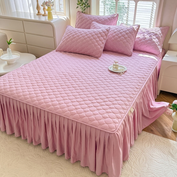 91家纺网 家纺一手货源 找家纺 金盛皇朝家纺 2025新款纯色水洗棉夹棉床裙三件套四件套 绯色涟漪