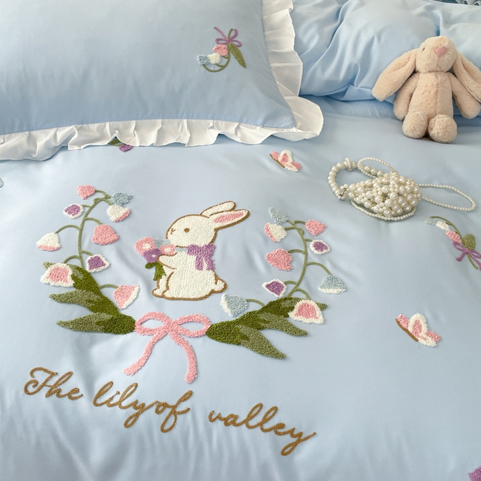 91家纺网 家纺一手货源 找家纺 易禾家纺 2025新款韩版小清新毛巾绣水洗棉四件套学生宿舍三件套铃兰小兔系列（专板花型） 铃兰小兔-蓝