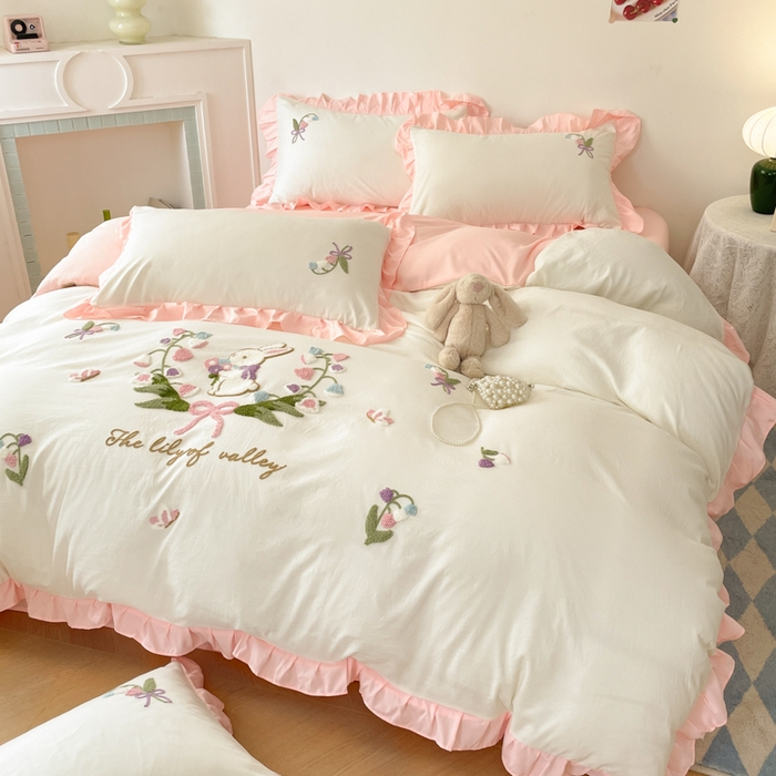 91家纺网 家纺一手货源 找家纺 易禾家纺 2025新款韩版小清新毛巾绣水洗棉四件套学生宿舍三件套铃兰小兔系列（专板花型） 铃兰小兔-奶白粉