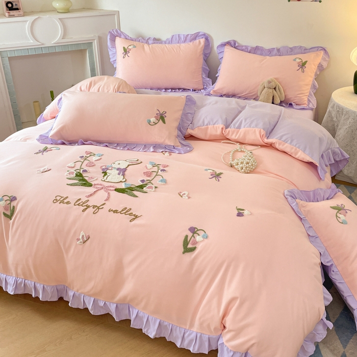 91家纺网 家纺一手货源 找家纺 易禾家纺 2025新款韩版小清新毛巾绣水洗棉四件套学生宿舍三件套铃兰小兔系列（专板花型） 铃兰小兔-粉紫