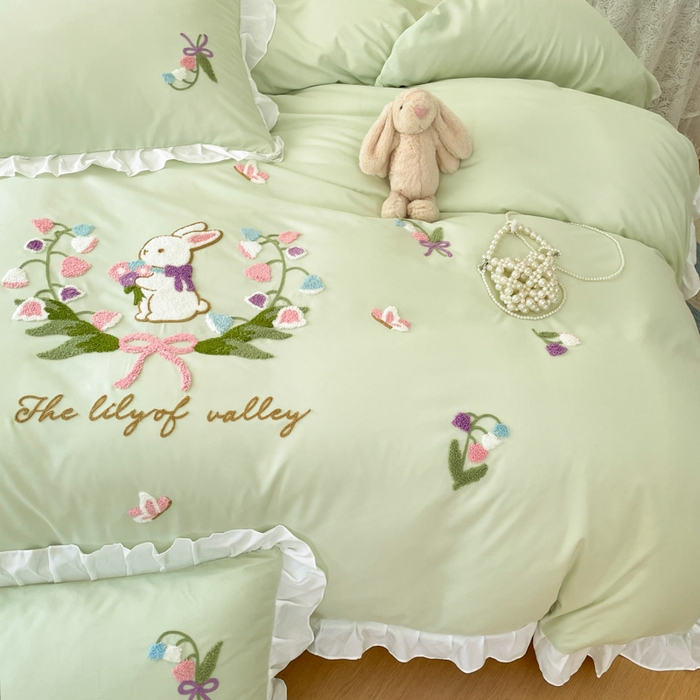 91家纺网 家纺一手货源 找家纺 易禾家纺 2025新款韩版小清新毛巾绣水洗棉四件套学生宿舍三件套铃兰小兔系列（专板花型） 铃兰小兔-浅绿