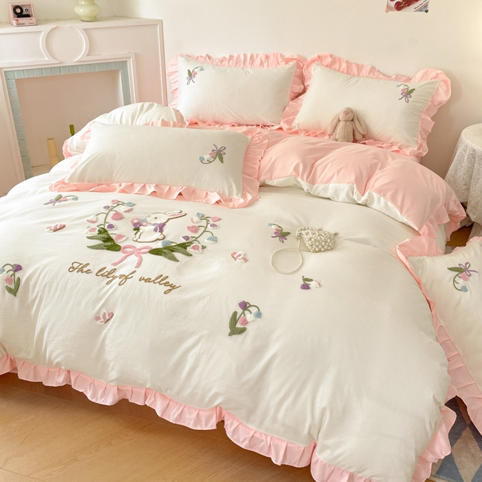 91家纺网 家纺一手货源 找家纺 易禾家纺 2025新款韩版小清新毛巾绣水洗棉四件套学生宿舍三件套铃兰小兔系列（专板花型） 铃兰小兔-奶白粉