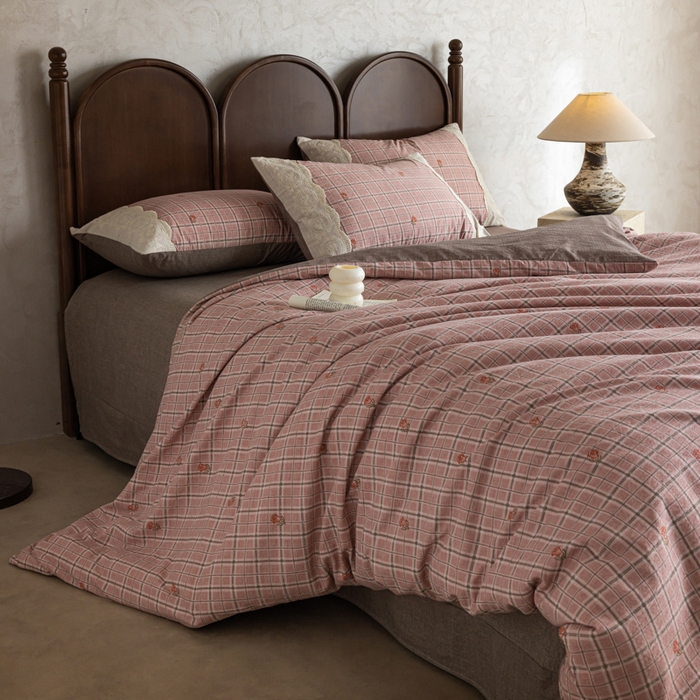 91家纺网 家纺一手货源 找家纺 迷尚家居 2025新款复古色织仿棉麻全棉花边四件套 秋恋红-棉麻