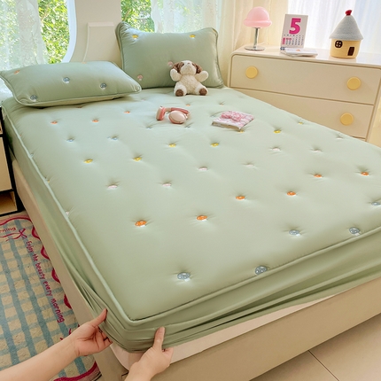 圣比熊 2025新款水洗棉刺绣夹棉床笠床笠防滑床罩床垫保护套榻榻米宿舍三件套 蘑菇屋-苹果绿