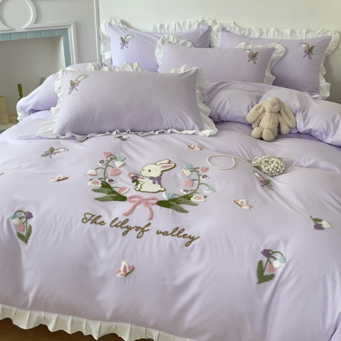 91家纺网 家纺一手货源 找家纺 易禾家纺 2025新款韩版小清新毛巾绣水洗棉四件套学生宿舍三件套铃兰小兔系列（专板花型） 铃兰小兔-紫