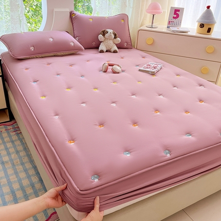 圣比熊 2025新款水洗棉刺绣夹棉床笠床笠防滑床罩床垫保护套榻榻米宿舍三件套 蘑菇屋-玫瑰红