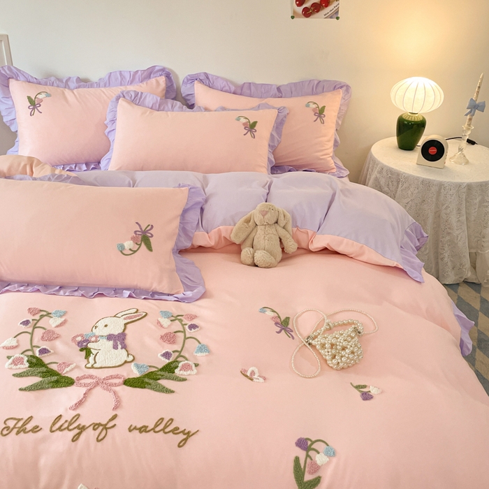 91家纺网 家纺一手货源 找家纺 易禾家纺 2025新款韩版小清新毛巾绣水洗棉四件套学生宿舍三件套铃兰小兔系列（专板花型） 铃兰小兔-粉紫