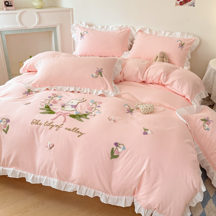 91家纺网 家纺一手货源 找家纺 易禾家纺 2025新款韩版小清新毛巾绣水洗棉四件套学生宿舍三件套铃兰小兔系列（专板花型） 铃兰小兔-粉