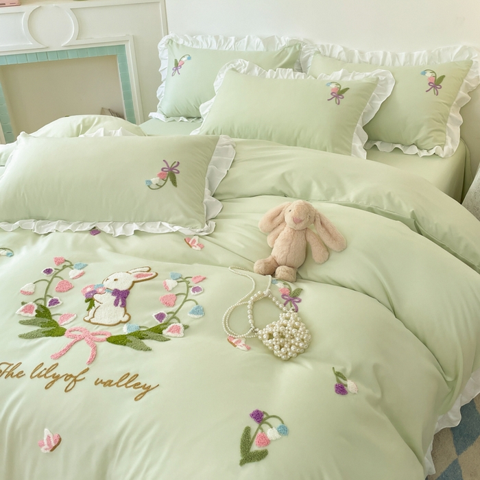 91家纺网 家纺一手货源 找家纺 易禾家纺 2025新款韩版小清新毛巾绣水洗棉四件套学生宿舍三件套铃兰小兔系列（专板花型） 铃兰小兔-浅绿