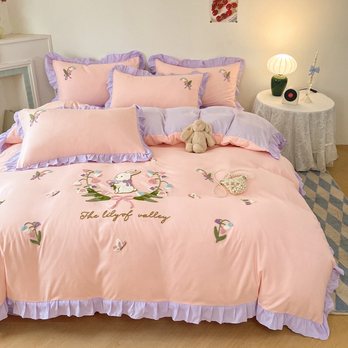 91家纺网 家纺一手货源 找家纺 易禾家纺 2025新款韩版小清新毛巾绣水洗棉四件套学生宿舍三件套铃兰小兔系列（专板花型） 铃兰小兔-粉紫