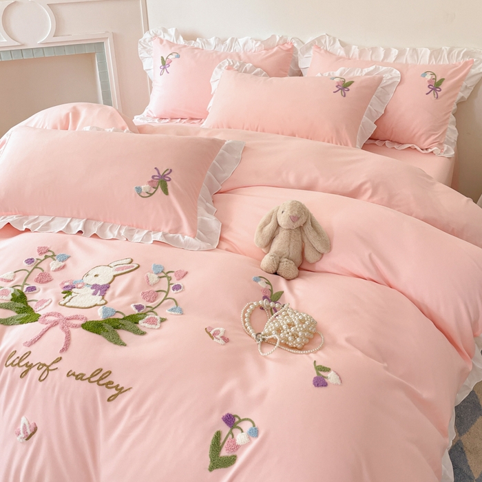 91家纺网 家纺一手货源 找家纺 易禾家纺 2025新款韩版小清新毛巾绣水洗棉四件套学生宿舍三件套铃兰小兔系列（专板花型） 铃兰小兔-粉