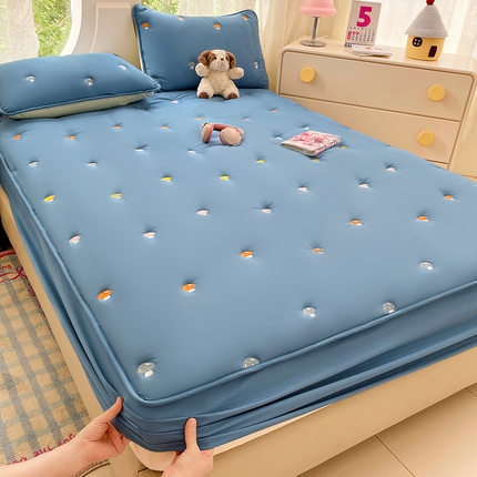 91家纺网 家纺一手货源 找家纺 （总）圣比熊 2025新款水洗棉刺绣夹棉床笠床笠防滑床罩床垫保护套榻榻米宿舍三件套