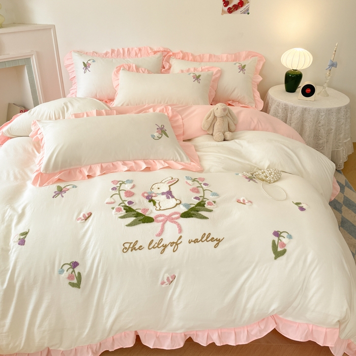 91家纺网 家纺一手货源 找家纺 易禾家纺 2025新款韩版小清新毛巾绣水洗棉四件套学生宿舍三件套铃兰小兔系列（专板花型） 铃兰小兔-奶白粉