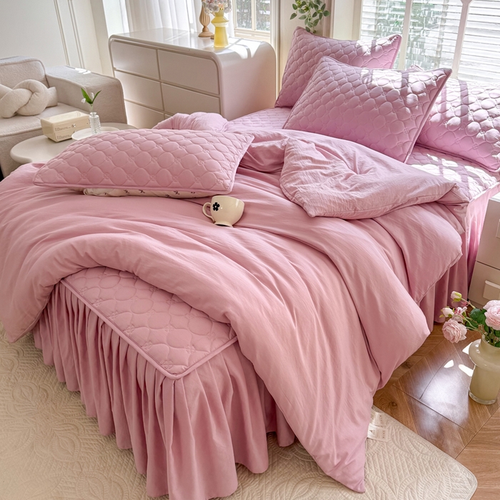 91家纺网 家纺一手货源 找家纺 金盛皇朝家纺 2025新款纯色水洗棉夹棉床裙三件套四件套 绯色涟漪