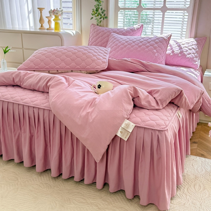 91家纺网 家纺一手货源 找家纺 金盛皇朝家纺 2025新款纯色水洗棉夹棉床裙三件套四件套 绯色涟漪