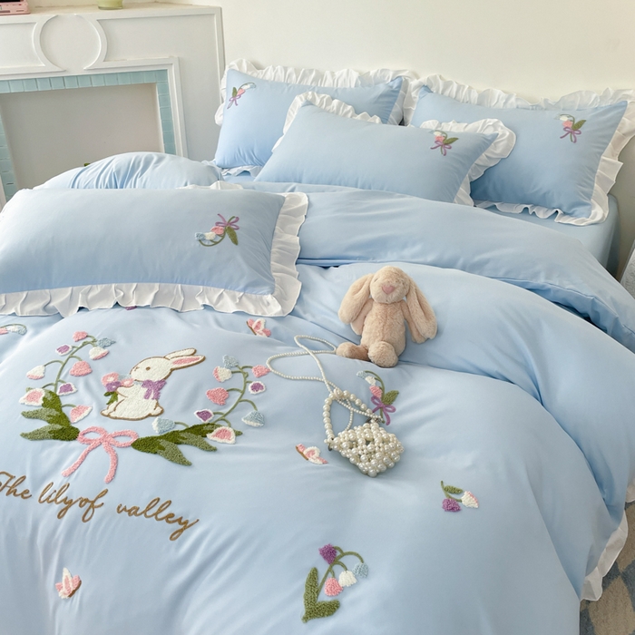 91家纺网 家纺一手货源 找家纺 易禾家纺 2025新款韩版小清新毛巾绣水洗棉四件套学生宿舍三件套铃兰小兔系列（专板花型） 铃兰小兔-蓝