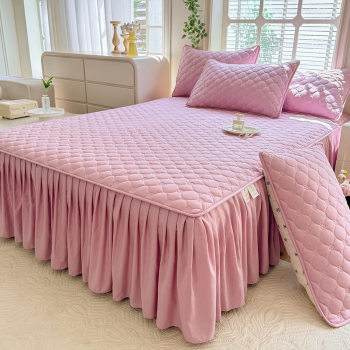 91家纺网 家纺一手货源 找家纺 金盛皇朝家纺 2025新款纯色水洗棉夹棉床裙三件套四件套 绯色涟漪