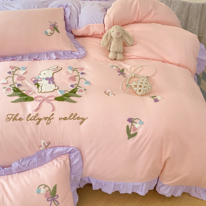 91家纺网 家纺一手货源 找家纺 易禾家纺 2025新款韩版小清新毛巾绣水洗棉四件套学生宿舍三件套铃兰小兔系列（专板花型） 铃兰小兔-粉紫