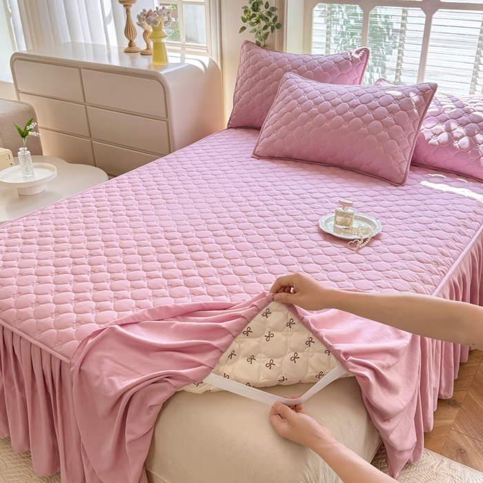 91家纺网 家纺一手货源 找家纺 金盛皇朝家纺 2025新款纯色水洗棉夹棉床裙三件套四件套 绯色涟漪